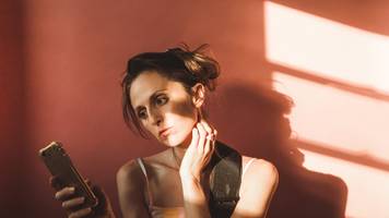 Nie den Nacken knacken! Orthopäde sagt, wie Sie Verspannungen lösen