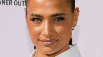 mit schmerzhafter panne: amira aly modelt in dessous auf teneriffa