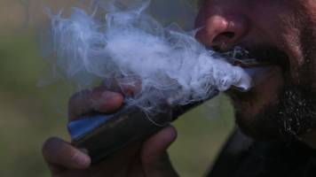 mitarbeiter soll auf toilette geraucht haben und wurde gekündigt – nun erhält er 25.000 euro