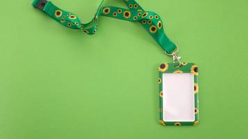 Manche Reisende am Flughafen tragen Sonnenblumen-Bänder um den Hals: Das bedeutet es