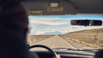 Frau plant Roadtrip mit selbst ausgebautem E-Smart zur Ostsee