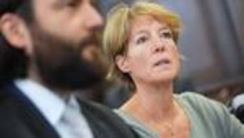 41. verhandlungstag: ohrringe hinter schuppen - fotos in block-prozess gezeigt