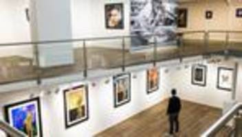 limitierte werke und unikate: johnny depp zeigt erstmals kunst in deutschland