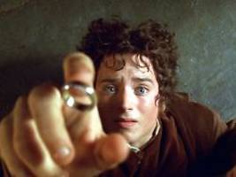 24 jahre nach dem ersten film: elijah wood liest jetzt erst herr der ringe-bücher