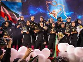 Irans Fußballerinnen vorgeführt: Dieses Foto ist eine furchtbare Demütigung