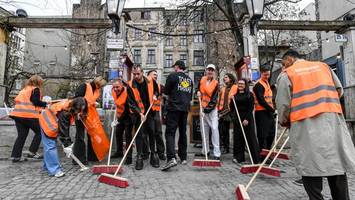 „Clärchens Ballhaus“ räumt auf: Frühjahrsputz in der Auguststraße