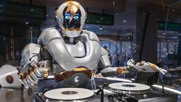 berliner firma baut roboter für restaurants, altersheime und krankenhäuser