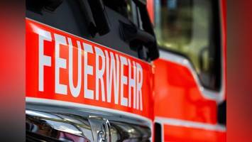 rauchsäule über berlin: feuerwehr löscht brand in marzahn