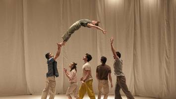 Kleine Geschichten und große Akrobatik im Chamäleon: „Bello!“