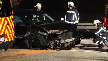 auto fährt gegen zwei leitplanken – a24 richtung hamburg zwei stunden gesperrt