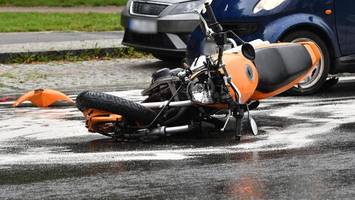 fahrer eines leichtkraftrads braust in Škoda: 27-jähriger schwer verletzt