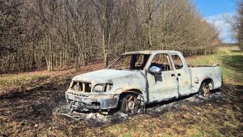 hamburger pick-up auf feld in pinneberg abgefackelt: polizei rätselt