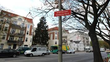 kunde zückt schlagstock in apotheke und schlägt inventar kurz und klein