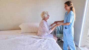 Unterstützung bei Pflege zu Hause: So nimmt man Hilfe in Anspruch