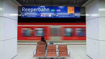 Zwei Männer prügeln sich am Bahnhof Reeperbahn – und stürzen aufs Gleis