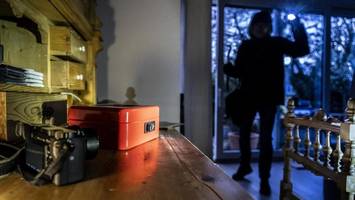 einbrecher durchwühlen wohnung in ottensen – polizsten nehmen zwei mädchen fest