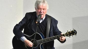 rolf zuckowski begleitet „kinder singen für kinder im michel“