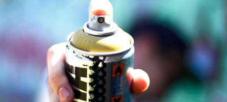 Kurz nach Mitternacht: Polizei in Augsburg ertappt 16-jährigen Graffiti-Sprayer