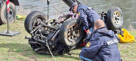 Rätselhaftes Wrack aus der Wertach geborgen: Polizei hat erste Spuren