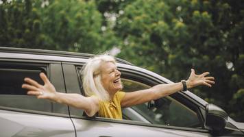 das macht zu viel spaß: hannie (73) fährt im kleinbus action-mitarbeiter zur arbeit