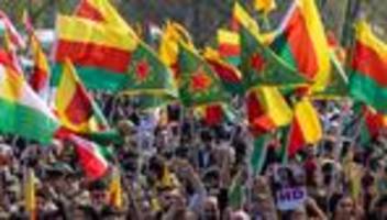 Brauchtum: Tausende Menschen bei kurdischem Newroz-Fest in Frankfurt