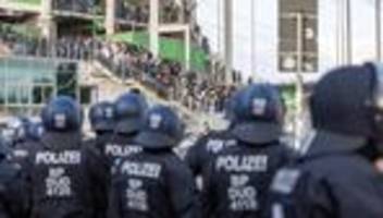 Bundesliga: Polizei nimmt Fans von Werder Bremen in Wolfsburg fest
