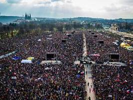 geringere verteidigungsausgaben: zehntausende tschechen demonstrieren gegen ihre regierung