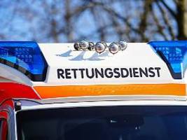 unglück in erlangen: fußballtor stürzt um - junge stirbt