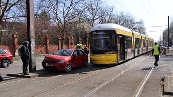 auto und tram kollidieren in weißensee – zwei leichtverletzte