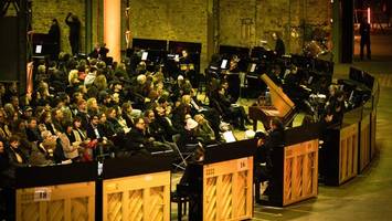 maerzmusik: 50 klaviere hüllen das publikum in einen klangrausch