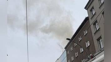 Rauchsäule steht über Berlin-Mitte – Dachsauna in Flammen