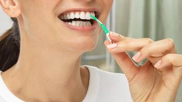 Schützt Zähneputzen vor Demenz? Was Experten jetzt empfehlen