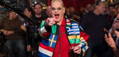Hella von Sinnen tritt wieder ohne Rollstuhl im TV auf