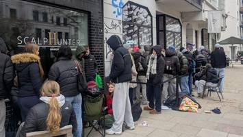 hype in hoheluft-west: warum jugendliche nachts für trainingsanzüge anstehen