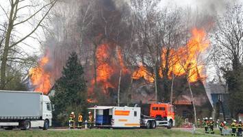 reetdach einer naturheilpraxis brennt lichterloh – dutzende retter im einsatz