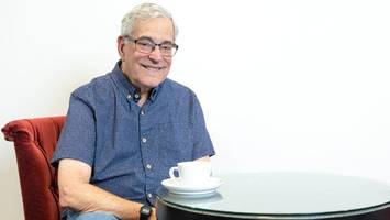 „zurück in die zukunft“: wieso dieser mann die songtexte auf seinem hemd trägt