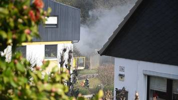 Doppelgarage brennt komplett aus – Rauchsäule über Hamburgs Süden