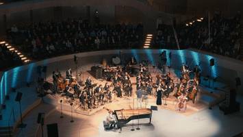 jewish chamber orchestra: schauspielerin remé verblüfft mit spontanem gedicht