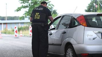 innenminister alexander dobrindts (csu) harter kurs führt dazu, dass bei grenzkontrollen islamisten geschnappt werden