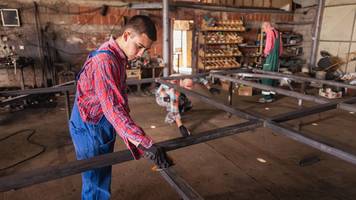 er passte nicht in die schule – jetzt arbeitet tristan (15) in einer schmiedewerkstatt