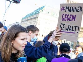 fall collien fernandes: tausende setzen in berlin ein zeichen gegen sexualisierte gewalt