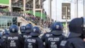 Fußball-Bundesliga: VfL Wolfsburg verurteilt Fan-Angriffe