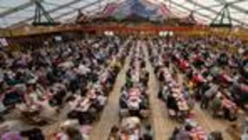 Kommunalwahl: Kein Platz in der Messe – Wahlhelfer ziehen ins Bierzelt