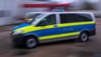 Kriminalität: Unbekannter wirft Scheibe eines besetzten Polizeiautos ein