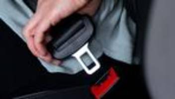 Unfälle: Unfall ohne Gurt: Junge Männer schwer verletzt