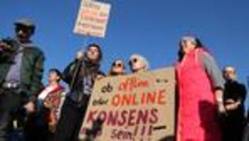 vorwürfe gegen christian ulmen: tausende demonstrieren in berlin gegen sexualisierte gewalt