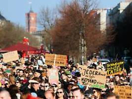 moderatorin kritisiert politik: tausende folgen demo-aufruf von collien fernandes in berlin