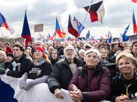 Tschechien: Hunderttausende protestieren in Prag gegen Andrej Babiš