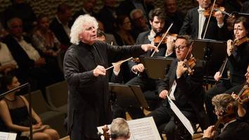 simon rattle in der elbphilharmonie: so erbarmungslos und doch so zärtlich