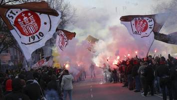 St.-Pauli-Fans liefern XXL-Pyroshow vor Freiburg-Spiel – die Busankunft im Video